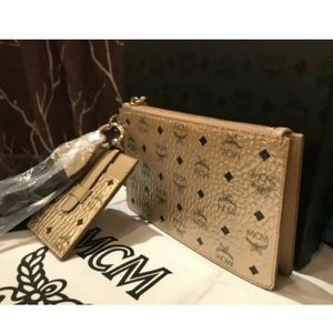 ⭐️MCM Berlin Gold Visetos Wristlet/Pouch⭐️